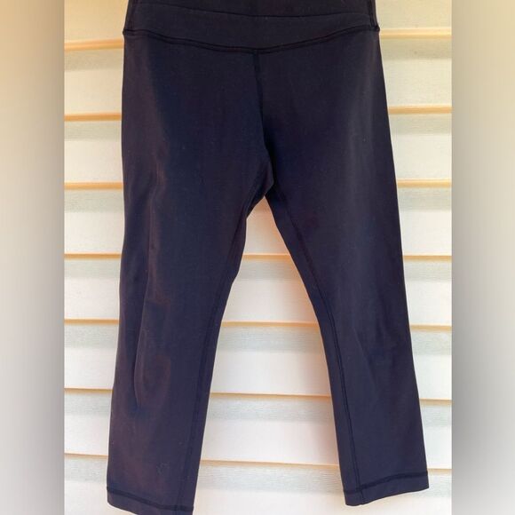 Lululemon black ankle length leggings, tight fit, flattering, size 4 - Picture 5 of 5